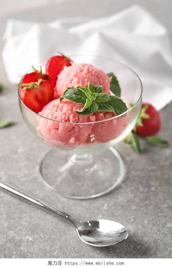 美味草莓冰淇淋